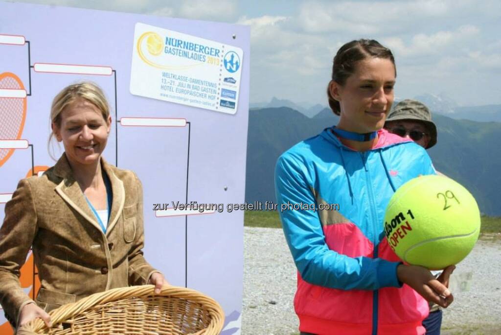 Turnierdirektorin Sandra Reichel, Andrea Petkovic — hier: Stubnerkogel - Bad Gastein, beim Nürnberger Gastein Ladies, Tennis - mehr unter https://www.facebook.com/GasteinLadies (17.07.2013) 