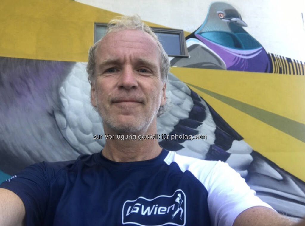Neues LG Wien Shirt und Vogel beim Zaha Hadid Haus (22.05.2020) 