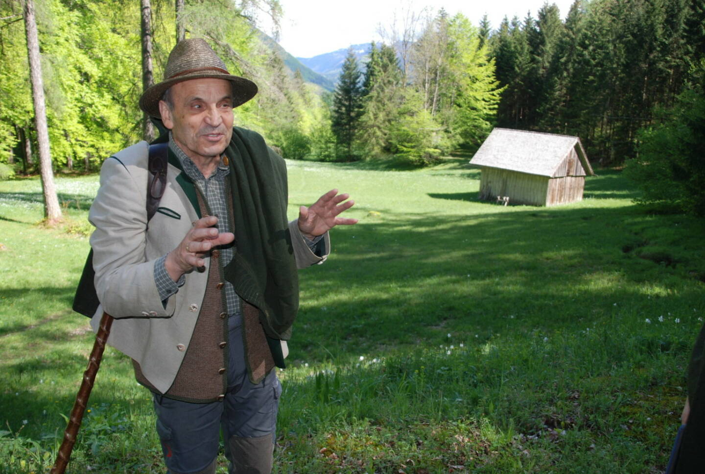 Waldluft ist ein Heiltrunk zum Einatmen - Fritz Wolf, Waldbotschafter und WALDNESS.Meister, ist überzeugt von der heilenden Wirkung des Waldes; Copyright: Andreas Pangerl