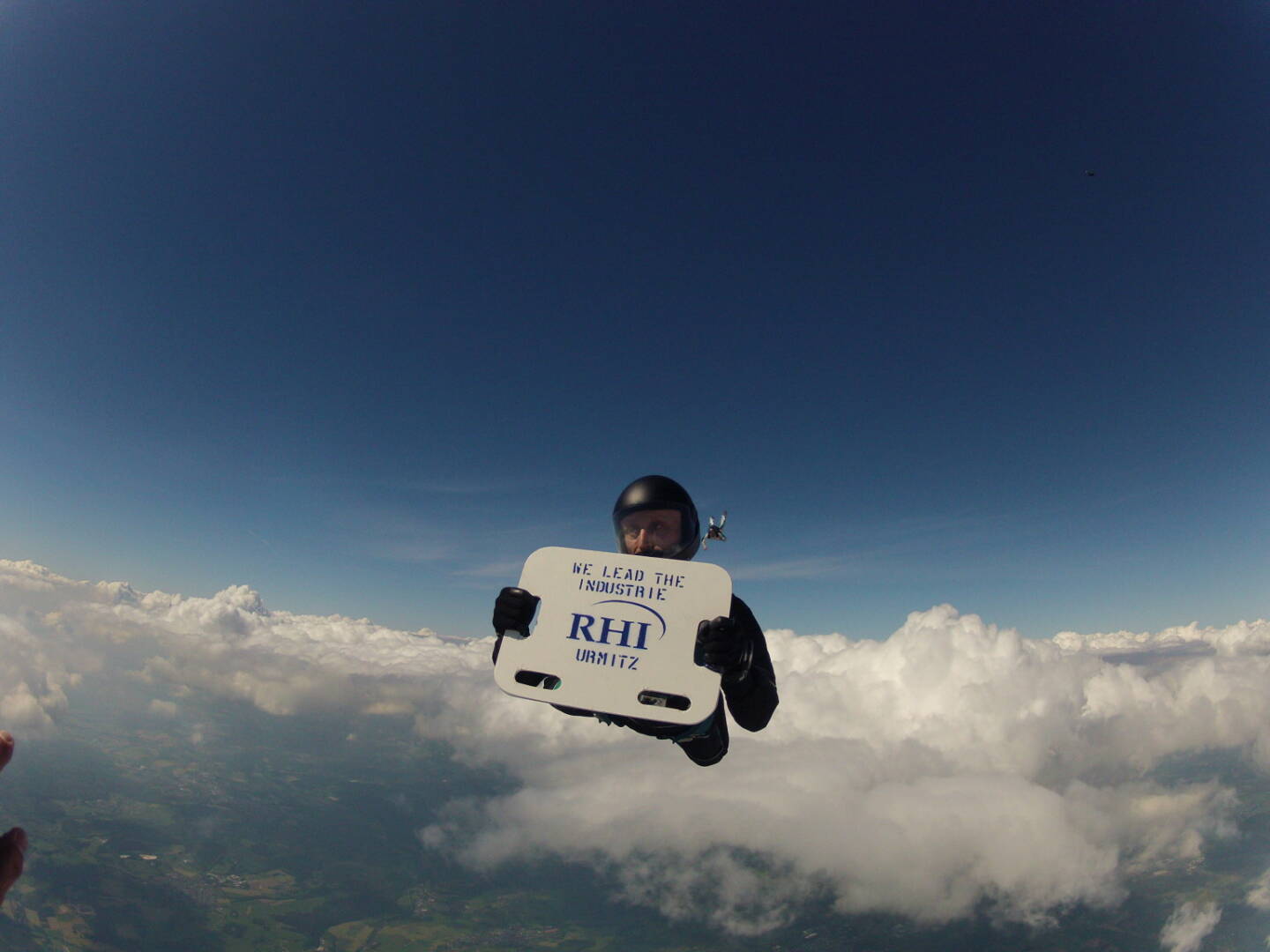 Ein deutscher RHI-Mitarbeiter bringt die Marke via Fallschirmsprung in luftige Höhen