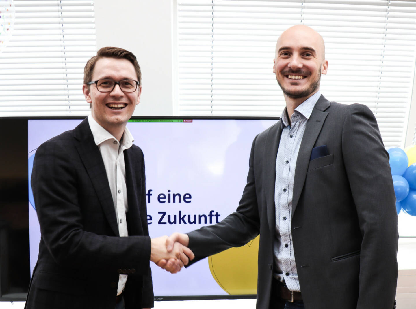 easyname und dogado schließen sich zusammen: Florian Schicker (rechts) und Daniel Hagemeier (links) erschaffen eines der größten inhabergeführten Hosting-Unternehmen im DACH-Markt; Copyright: easyname GmbH