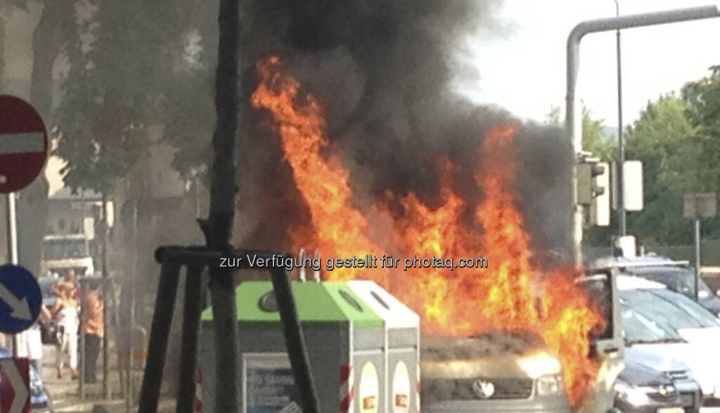 Ein Auto brennt in 1090 Wien völlig aus (19.07.2013) 