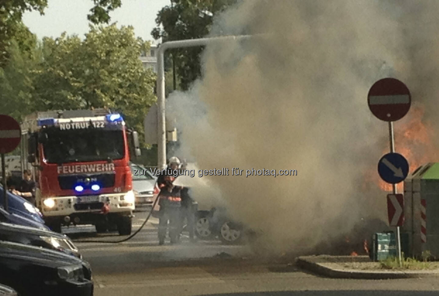 Feuerwehr löscht, ein Auto brennt in 1090 Wien völlig aus