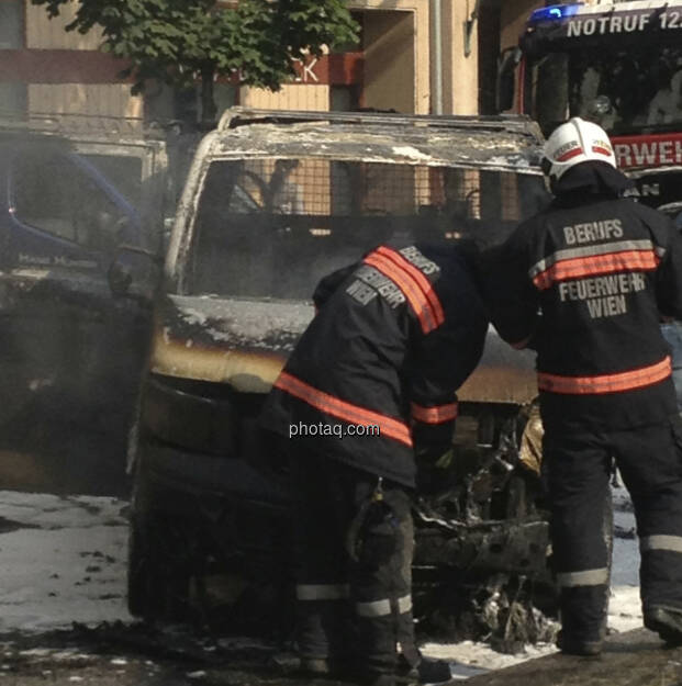 Ein Auto brennt in 1090 Wien völlig aus (19.07.2013) 