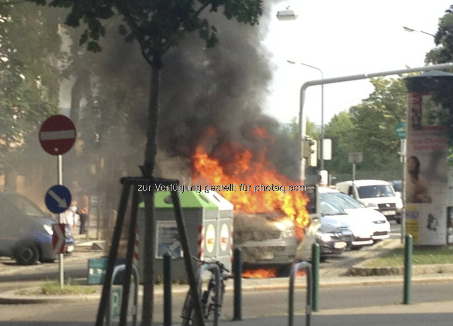Ein Auto brennt in 1090 Wien völlig aus, Höhe U4 Friedensbrücke
