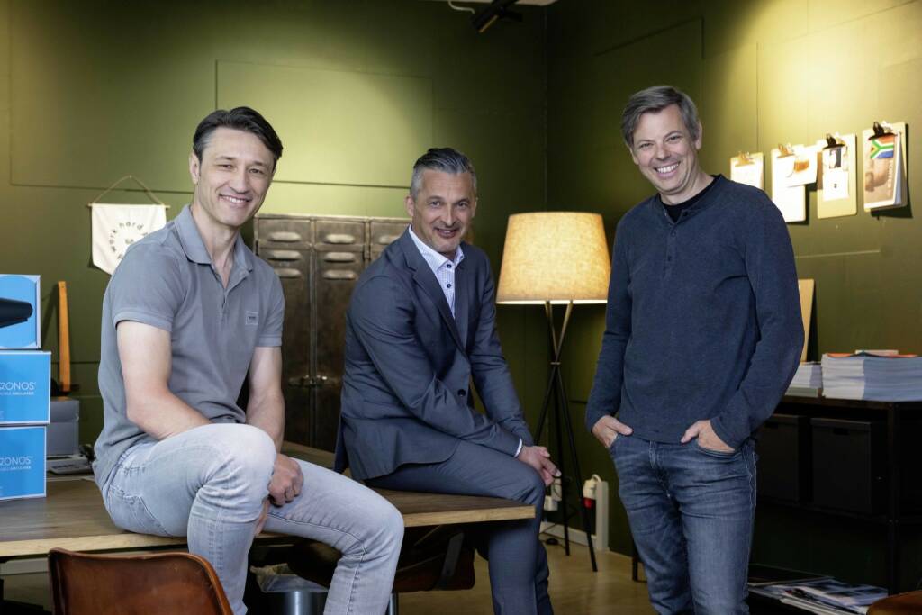 Drei Jahre ist es her, seit Geschäftsführer Fredy Scheucher und Entwickler Thomas Brunauer den Ozonos Aircleaner auf den Markt gebracht haben, jetzt beteiligt sich Niko Kovač an der Ozonos GmbH, Im Bild: Niko Kovac, Fredy Scheucher, Thomas Brunauer; Credit. Ozonos (08.06.2020) 