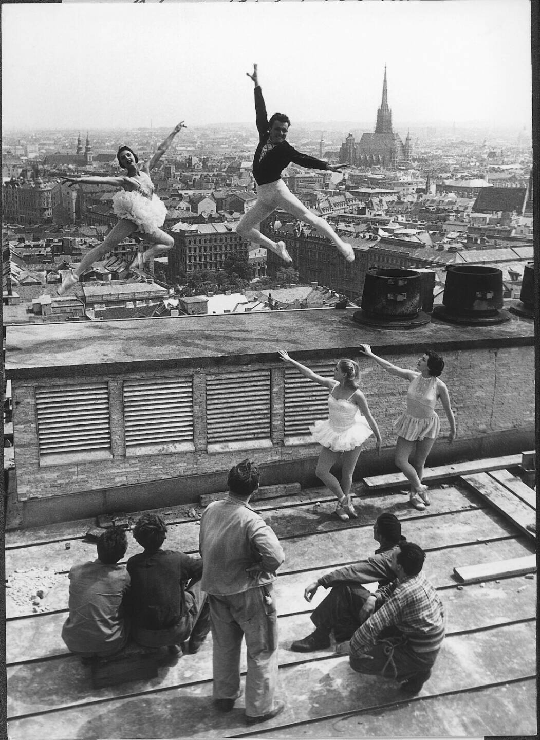 Österreichs erstes Bürohochhaus wurde am 14. Juni 1955 feierlich eröffnet und ist heute Sitz der größten heimischen Versicherungsgruppe. Eine unvergessene Gleichenfeier am 19. Juli 1954: Hoch hinaus tanzte das Staatsopernballett auf dem noch unfertigen Dach des Ringturms. Credit: Henisch Wiener Presse-Fotos