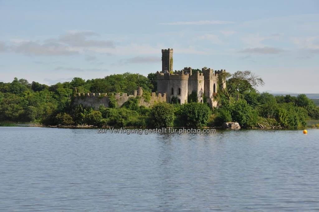 Burgruine, See, Irland (19.07.2013) 