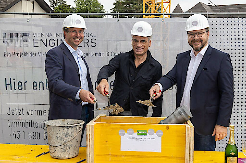 Der Grundstein für das Wohnprojekt Lebenskern Rodaun des Immoblienprojektentwicklers VI-Engineers ist gelegt. 29 freifinanzierte Mietwohnungen mit Wohnflächen von 42 m² bis 84 m² mit 1-3 Zimmer-Wohnungen inkl. großzügiger Freiflächen werden bis 2021 fertiggestellt; von links: - Baumeister  Michael Polleres-Vogler, Geschäftsführer Baumeister Vogler GmbH - Architekt Erik Testor, Geschäftsführer Duda, Testor. Architektur ZT GmbH - Robert Happel, Geschäftsführer der VI-Engineers Bauträger GmbH & Co KG; Credit: Vienna International Engineers/APA-Fotoservice/Martin Lusser



 (18.06.2020) 