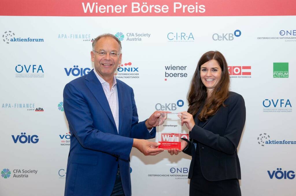 Börsepreis 2020, 2. Platz in der ATX-Kategorie für Wienerberger; v.li. CEO Heimo Scheuch, Anna Maria Grausgruber (IR), Quelle: LinkedIn (19.06.2020) 