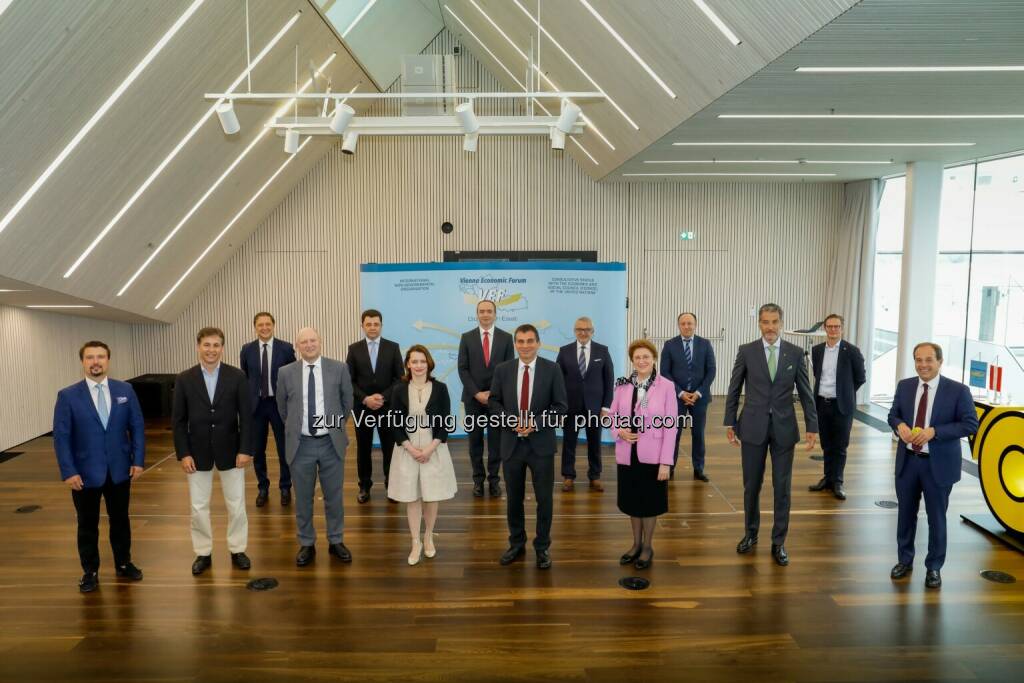 Um trotz der Herausforderungen von COVID-19 einen fachlichen Austausch zu ermöglichen, hat Peter Umundum, Vorstand der Österreichischen Post für Paket & Logistik und seit März Präsident des Vienna Economic Forum, zu einem kleinen Empfang in die Unternehmenszentrale der Post geladen., Bild (v.l.n.r.): Erste Reihe: Ivo Ivanovski, Wolfgang Pospischil, Achim Kaspar, Ksenija Škrilec, Peter Umundum, Elena Kirtcheva, Harald Neumann, Heinz Messinger. Zweite Reihe: Bogdan Mazuru, Victor Osipov, Lulzim Pllana, Sirakov, Vadym Kovalevskyi, Stephan Pachinger (© Österreichische Post) (19.06.2020) 