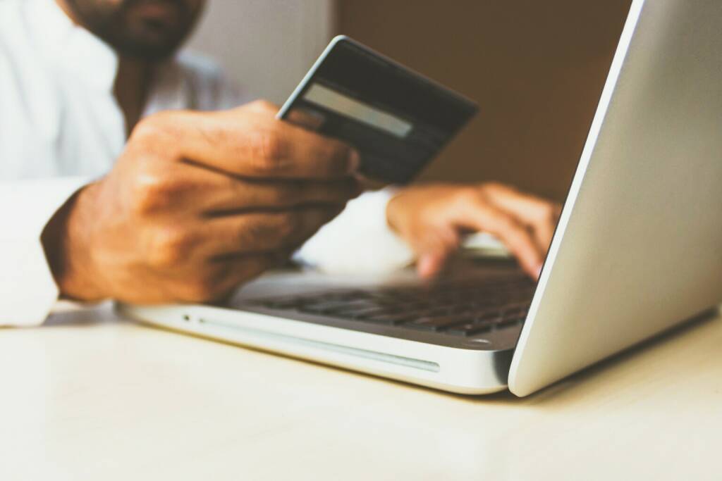 Bezahlen, Computer, Online Payment, Kreditkarte (Bild:rupixen.com - https://unsplash.com/photos/Q59HmzK38eQ ) (22.06.2020) 