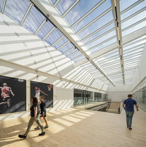 Die internationale Jury des Red Dot-Awards verlieh das begehrte Qualitätssiegel an die neueste Produktvariante der Velux Modular Skylights: die Stufen-Lichtband-Lösung; Credit: Velux, © Aussendung (24.06.2020) 