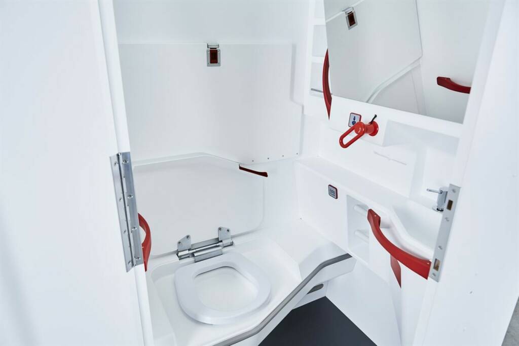 FACC entwickelt mit der Innovation „LAV4ALL“ ein barrierefreies Toilettensystem für Flugzeugkabinen, das speziell auf die Bedürfnisse von Menschen mit eingeschränkter Mobilität und anderen Beeinträchtigungen abgestimmt ist.
Fotorechte: © Michael Liebert, © Aussender (24.06.2020) 
