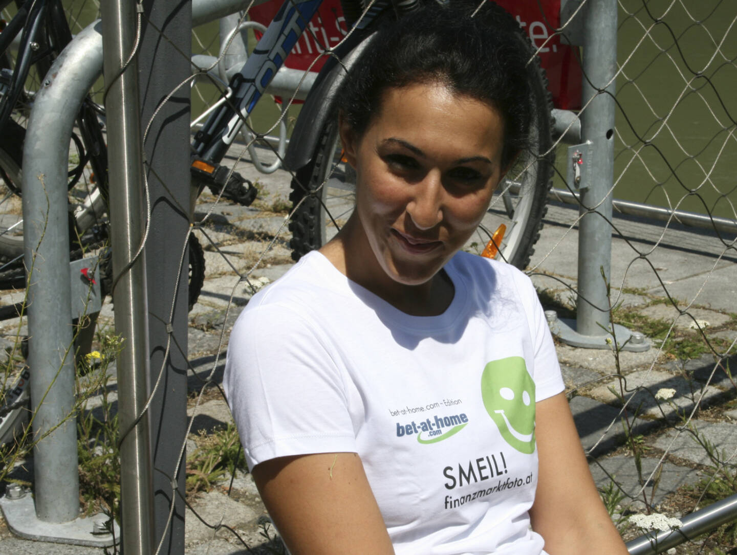 Fahrrad Smeil! Suzan Aytekin, mehr unter http://finanzmarktfoto.at/page/index/582 (Shirt in der bet-at-home.com-Edition)