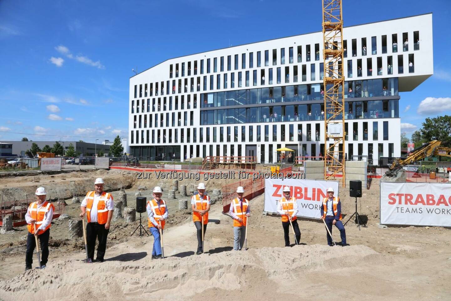 Unsere ZÜBLIN-Kolleginnen und -Kollegen freuen sich über den Spatenstich am Hauptsitz der Direktion Karlsruhe 🇩🇪. Insgesamt wird dieser in rd. 16 Monaten Bauzeit einen dreigeschossigen Anbau mit rd. 3.000 m² Bruttogeschossfläche erhalten und es werden Arbeitsflächen für über 100 Mitarbeiterinnen und Mitarbeiter geschaffen. So wird es bspw. auch einen Sportraum für das betriebliche Gesundheitsmanagement mit Umkleiden und Duschmöglichkeiten und einen großen Aufenthaltsraum geben. 

Weitere Infos gibt's hier: https://bit.ly/2BUavBE (Bild: Ed. Züblin AG / Jochen Streib) 

#strabag #züblin #teamswork #constructionworldwide #bim5d #bim #5d #zentraletechnik #schlüsselfertigbau #züblintimber #spezialtiefbau #strabag  Source: http://facebook.com/strabaggroup