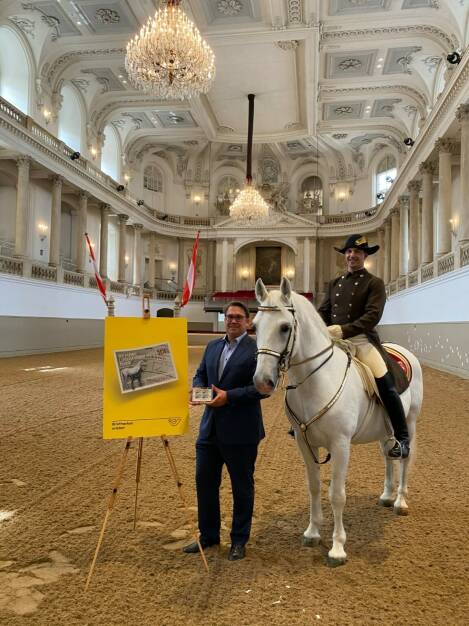 Post bringt Sonderbriefmarke zum 100-jährigen Jubiläum des Lipizzanergestüt Piber heraus, Stefan Nemeth, MBA, Leitung Produktmanagement und E-Business Filialen der Österreichischen Post AG, Marius Schreiner, Bereiter der Spanischen Hofreitschule; Fotocredit:SRS, © Aussender (06.07.2020) 