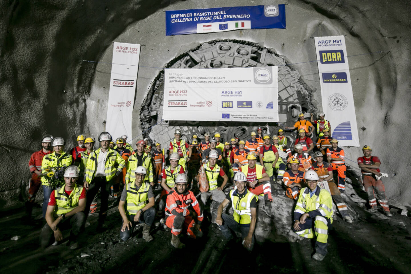 Galleria di base del Brennero Brenner Basistunnel BBT SE: Brenner Basistunnel: Durchschlag des Erkundungsstollens geglückt, Strabag-CEO Thomas Birtel: „Der Brenner Basistunnel ist in vielerlei Hinsicht ein außergewöhnliches Projekt: Wir haben dort nicht nur den Vortriebsweltrekord mit 61,04 Metern in 24 Stunden geschafft, sondern auch mit gleislosen, selbststeuernden Zügen neueste Technologien eingesetzt. Porr-COO Thomas Stiegler: „Die Fertigstellung der Arbeiten im nördlichen Erkundungsstollen und an der Demontagekaverne bedeuten einen besonderen Meilenstein.“  Fotocredit:BBT-SE/STRABAG/Jan Hetfleisch