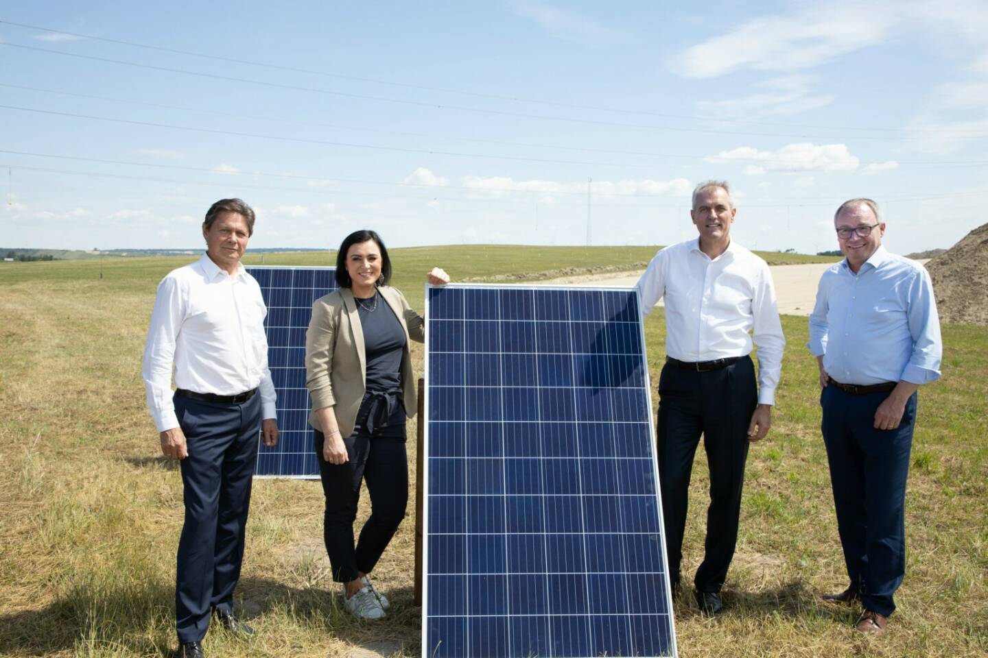 OMV und Verbund starten den Bau der größten Flächen-Photovoltaikanlage in Österreich, im Bild v.li.: Verbund-CEO Wolfgang Anzengruber, Elisabeth Köstinger, Bundesministerin für Landwirtschaft, Regionen & Tourismus, OMV-CEO Rainer Seele, Stellvertreter der Landeshauptfrau Stephan Pernkopf in Vertretung von Landeshauptfrau Johanna Mikl-Leitner, Credit: OMV