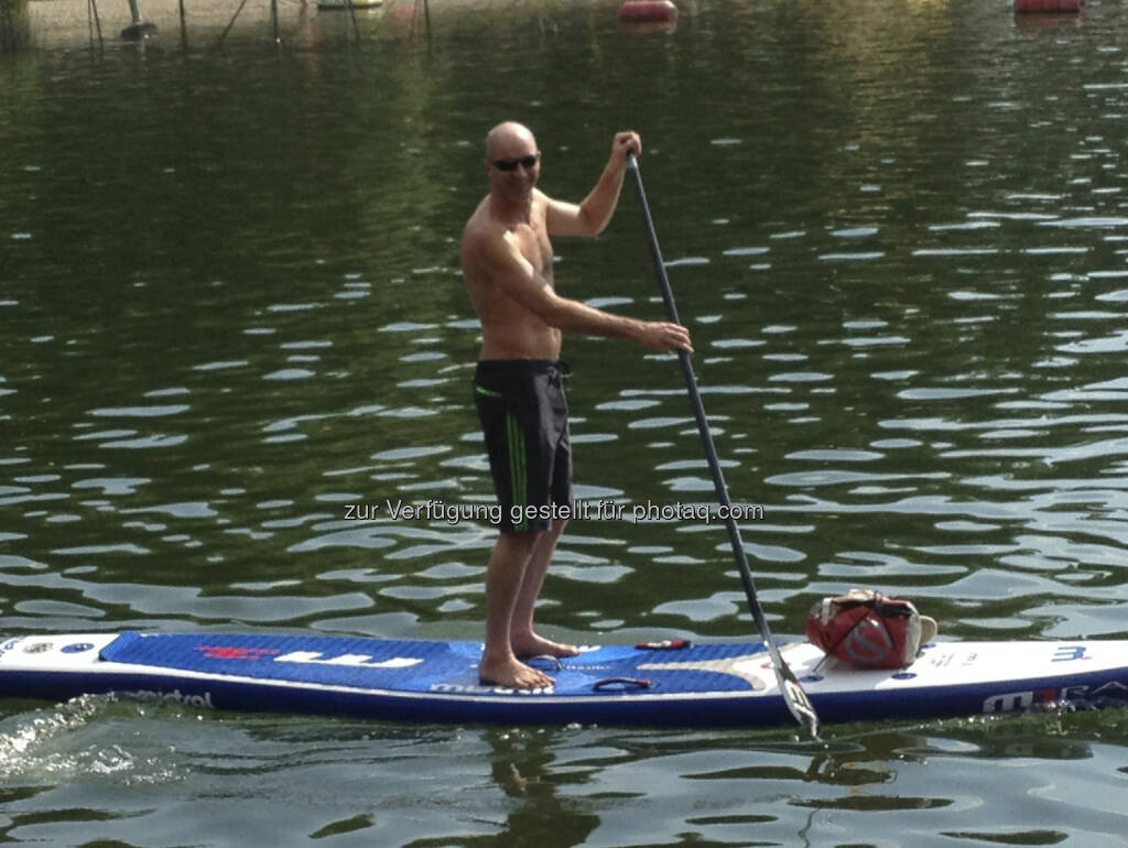 Roland Königshofer, adidas, im SUP-Style auf der Alten Donau. Alle Jahre wieder, vgl. aus 2012 http://www.christian-drastil.com/2012/09/27/foto-des-tages-neue-lauftrainings-variante-mit-roland-konigshofer (21.07.2013) 