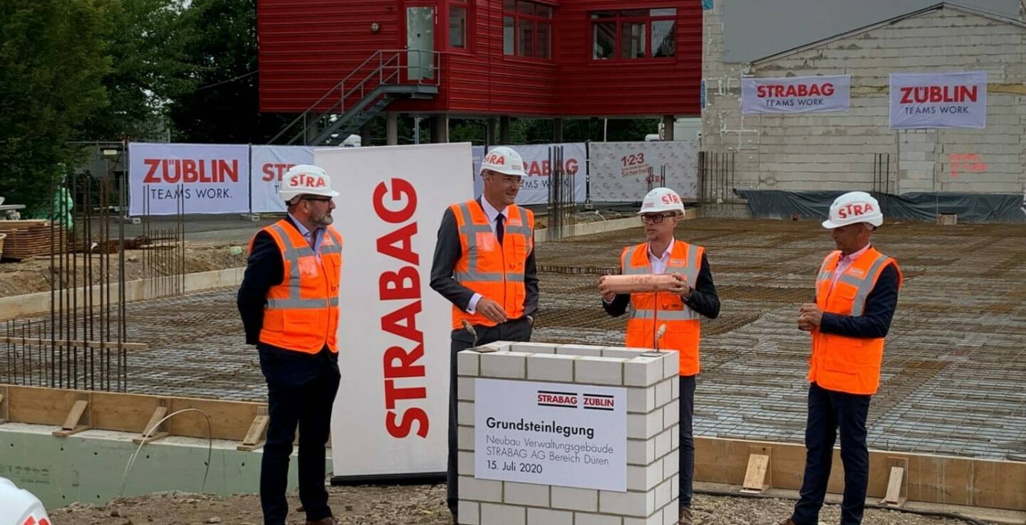 Grundsteinlegung für den Erweiterungsbau des STRABAG-Bereichs Düren in Nörvenich (v.l.n.r: Oliver Schirp, Dr. Timo Czech, Peter Frohn, Norbert Becker) (Copyright: STRABAG)