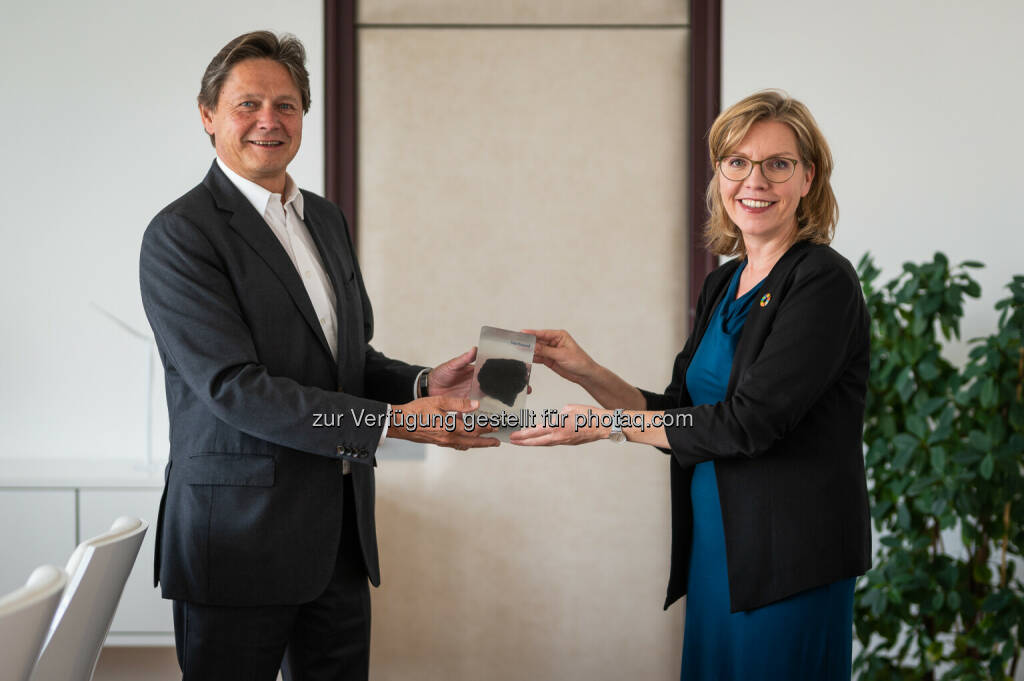 BM für Klimaschutz, Umwelt, Energie, Mobilität, Innovation und Technologie: Energiewende – Klimaschutzministerin Gewessler übernimmt letztes Kohle-Stück von Verbund-Chef (Bild: BMK/ Cajetan Perwein), © Aussender (17.07.2020) 