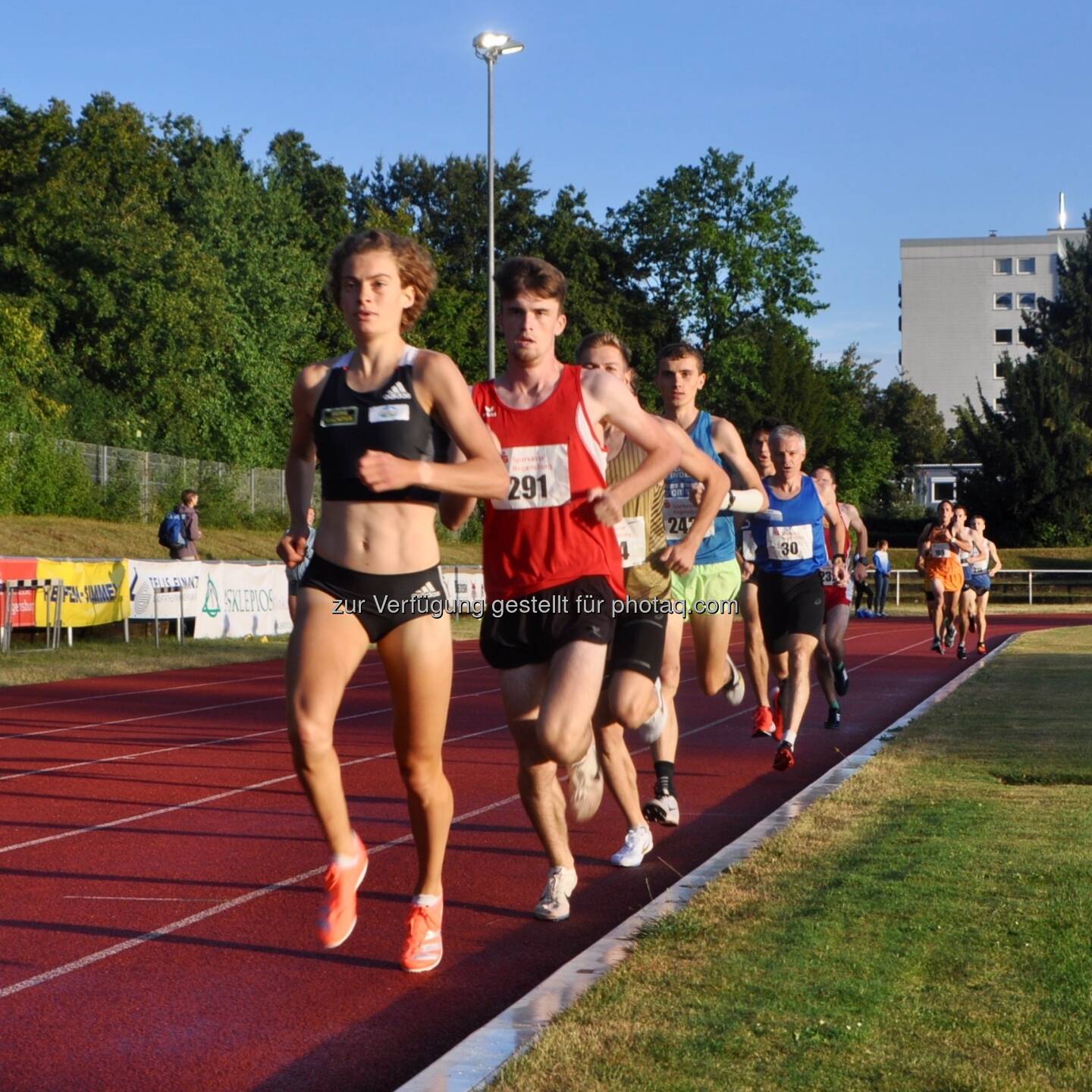 Alina Reh an der Spitze des 5000-m-Feldes in Regensburg