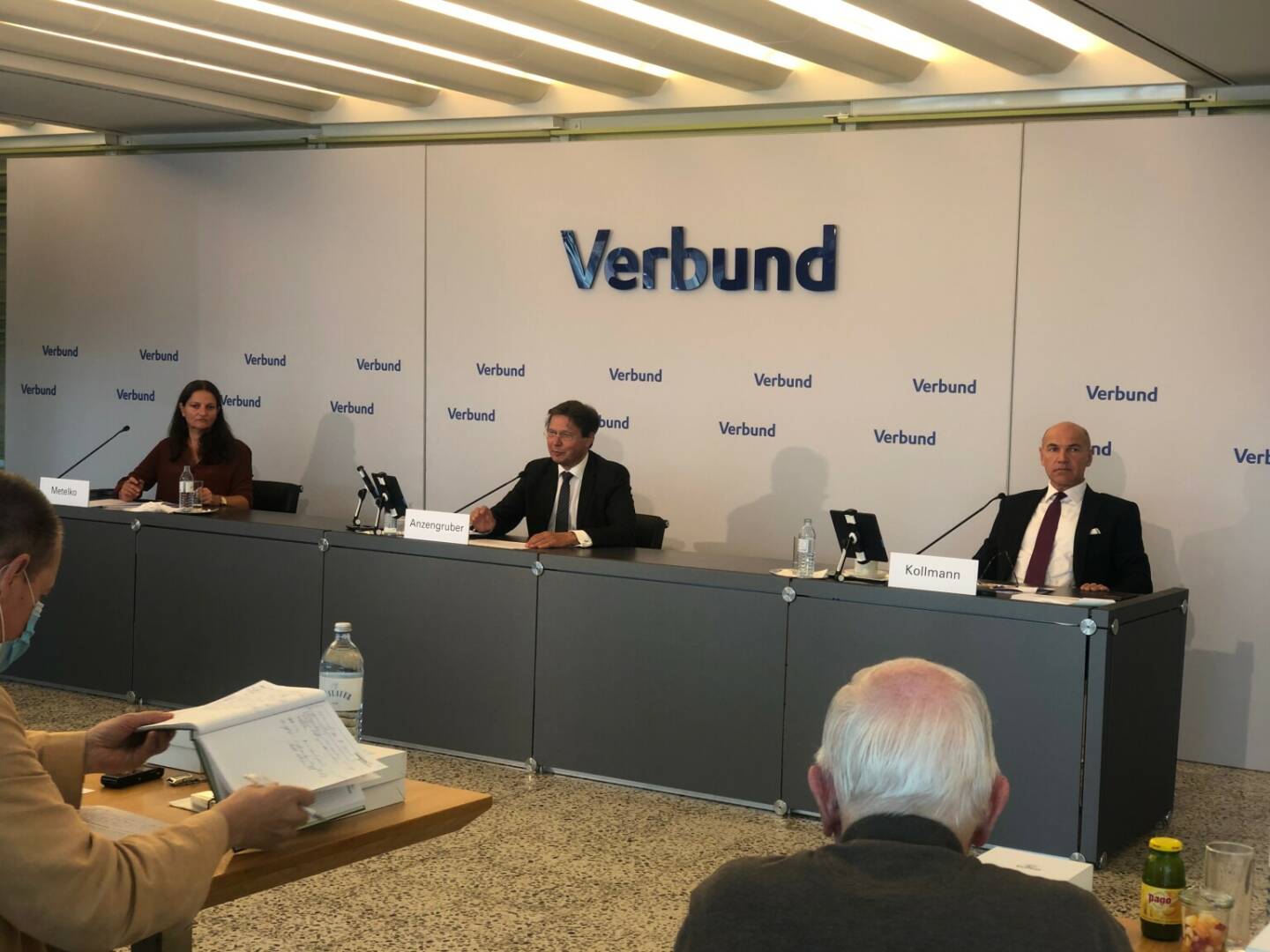 Verbund-Halbjahres-PK, 30. Juli 2020, Sprecherin Ingun Metelko, CEO Wolfgang Anzengruber, CFO Peter Kollmann