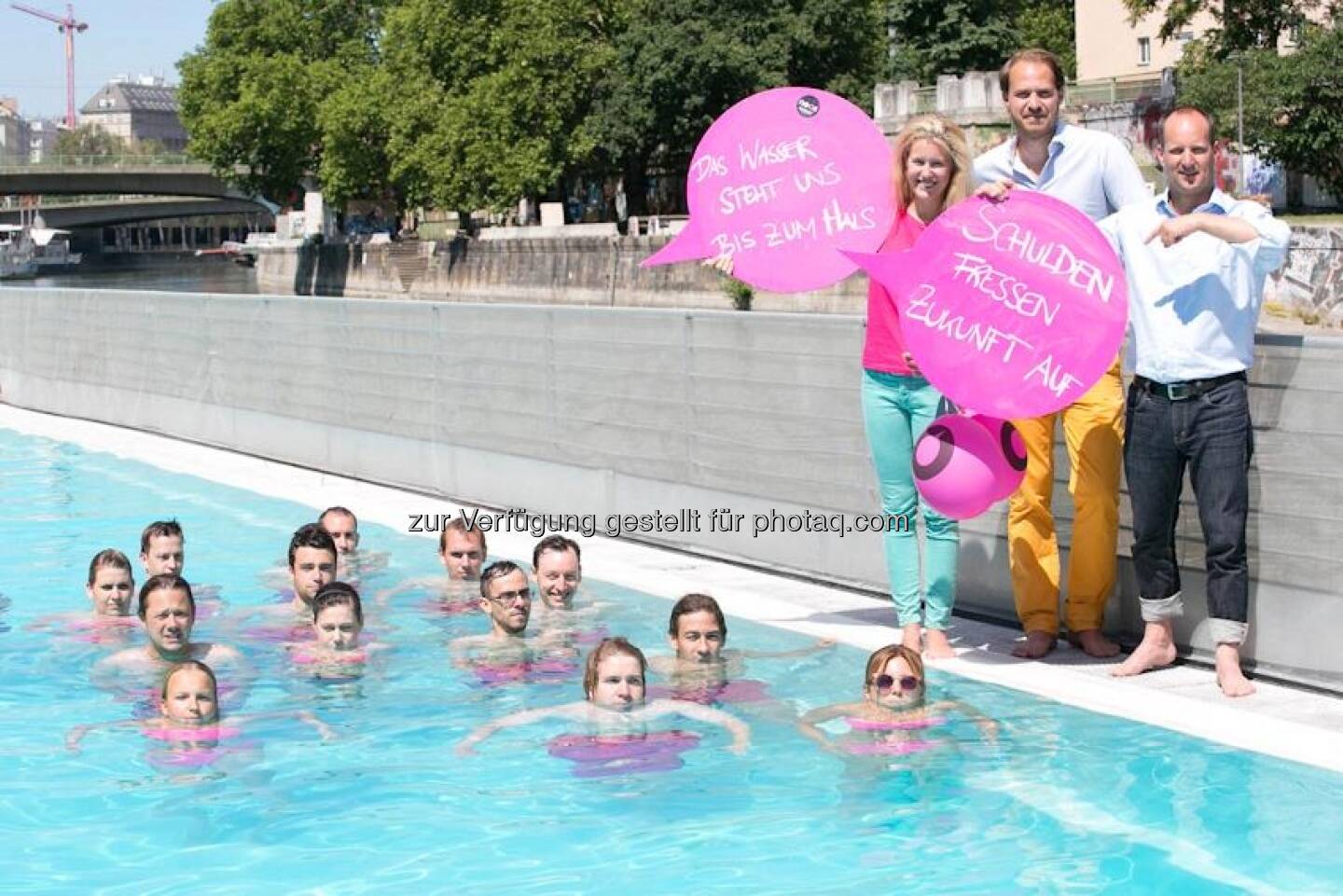 Bild 3: Jung Neos im Wasser, trocken Claudia Gamon, Niki Scherak und Matthias Strotz