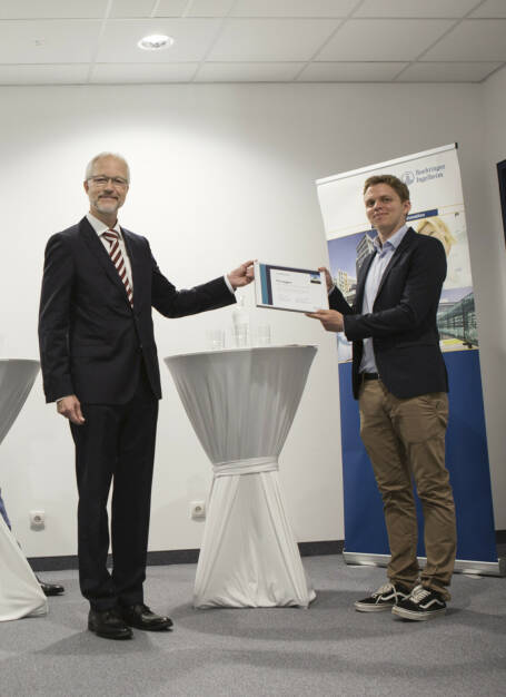 Boehringer Ingelheim RCV GmbH & Co KG: Boehringer Ingelheim zeichnet Proxygen mit BI Innovation Prize aus, Guido Boehmelt, Leiter von Research Beyond Borders bei Boehringer Ingelheim Wien, übergibt den BI Innovation Prize an Matthias Brand, Managing Director und Forschungsleiter bei Proxygen. Fotocredit:TIRZA/ www.tirza.at, © Aussendung (31.07.2020) 