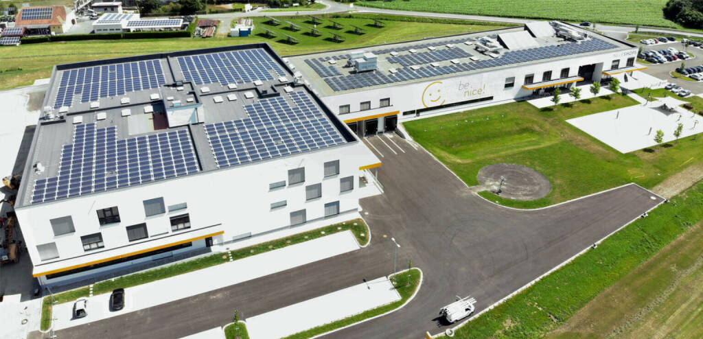 Am Dach des Firmensitzes der niceshops GmbH in Saaz bei Paldau wird grüner Strom mit Hilfe einer Photovoltaikanlage produziert. Credit: niceshops, © Aussender (06.08.2020) 