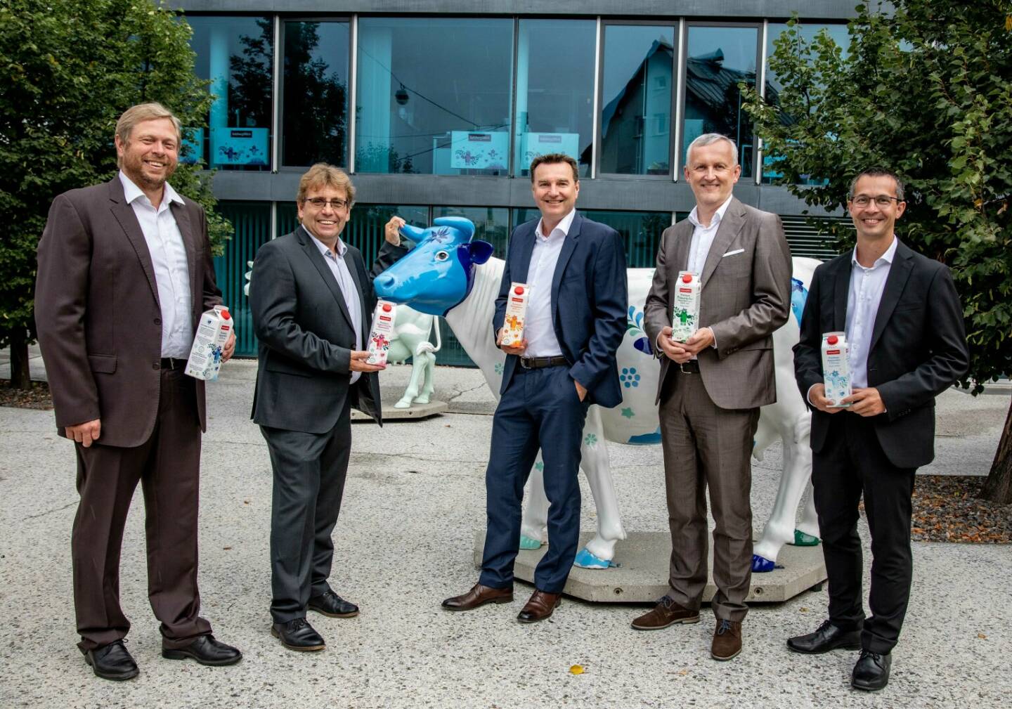 Die drei Eigentümergenossenschaften der SalzburgMilch fusionieren zur Salzburger Alpenmilch Genossenschaft eGen. mit einem schlanken und entscheidungskräftigen Vorstand:  v.l.n.r. Johannes Lackner, Robert Leitner, Andreas Gasteiger, Alexander Deopito und Roman Schörghofer, Credit: SalzburgMilch