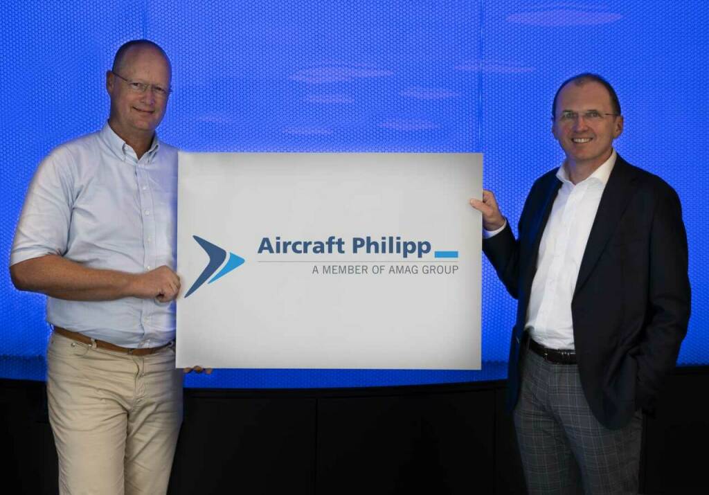 AMAG übernimmt Mehrheitsanteil an deutscher Aircraft Philipp Gruppe; Bild: Rolf Philipp, geschäftsführender Gesellschafter Aircraft Philipp Group (li) und Gerald Mayer, Vorstandsvorsitzender AMAG Austria Metall AG (re) mit dem künftigen Logo des gemeinsamen Unternehmens; Credit: Amag, © Aussendung (17.08.2020) 