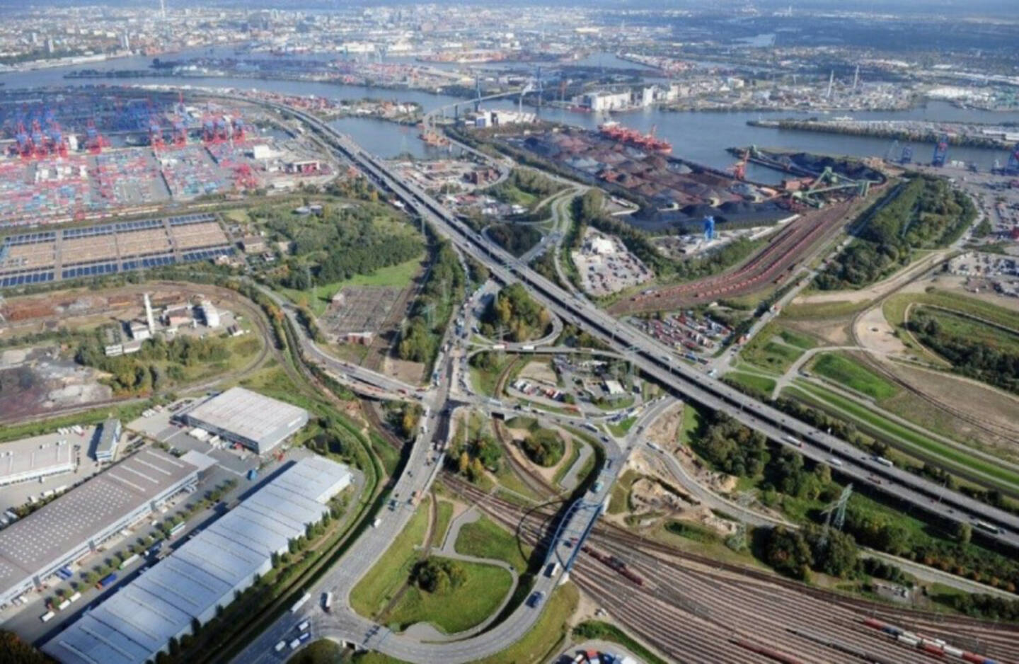 Strabag wird die 1975 errichtete A7-Hochstraße Elbmarsch auf knapp vier km Länge von drei auf vier Fahrstreifen je Fahrtrichtung verbreitern.  Bildnachweis: DEGES / BWVI