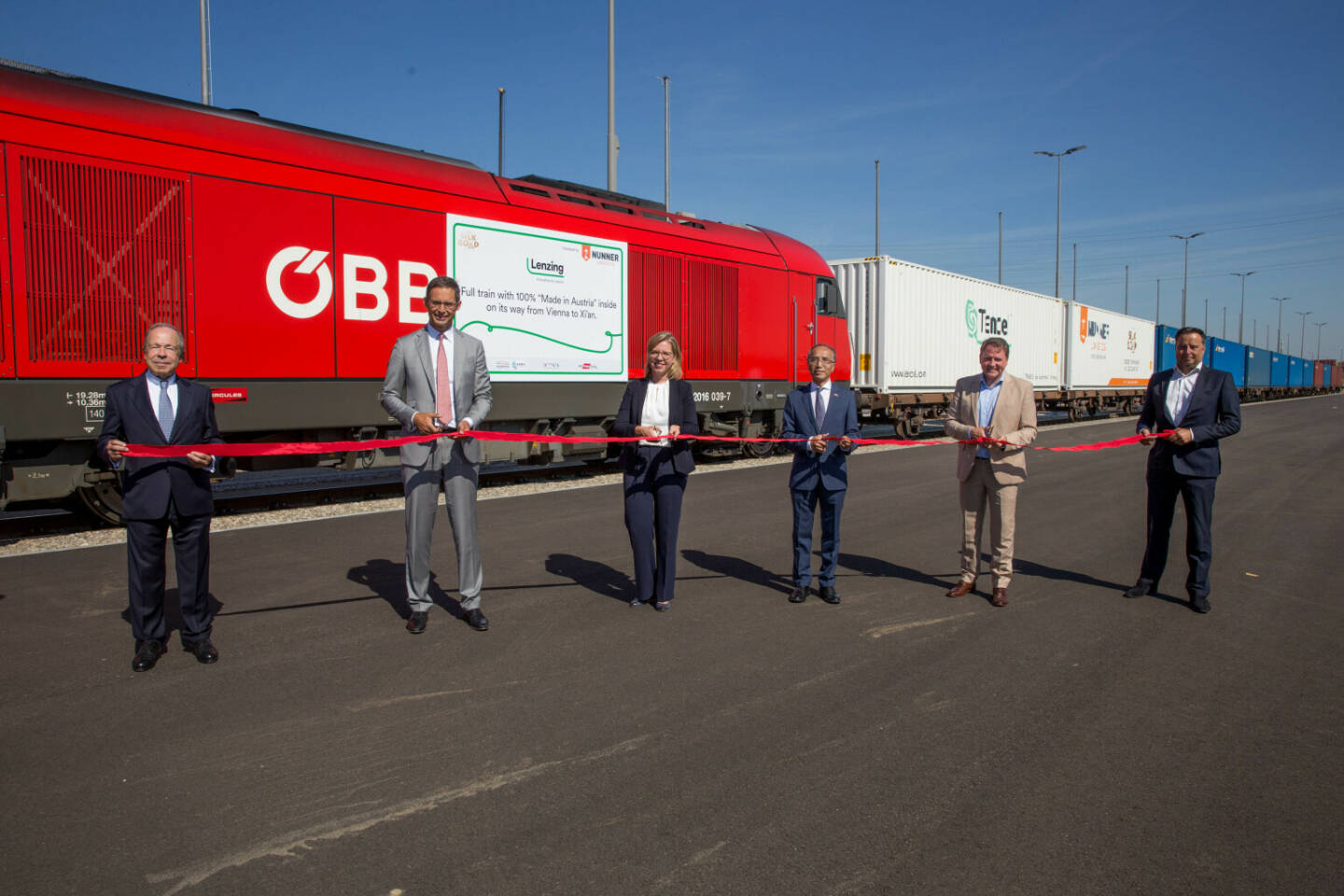 10.460 Kilometer: Erster direkter Komplettzug von Wien nach China mit österreichischen Fasern der Marke TENCEL™; Von Links nach Rechts: Erich Hampel, Vorstandsvorsitzender der B&C Privatstiftung; Stefan Doboczky, Vorstandsvorsitzender der Lenzing Gruppe; Leonore Gewessler, Bundesministerin für Klimaschutz, Umwelt, Energie, Mobilität, Innovation und Technologie; seine Exzellenz Xiaosi Li, Botschafter der Volksrepublik China in Österreich; Thomas Kargl, Vertriebsvorstand ÖBB Rail Cargo Group; Erwin Cootjans, CEO Nunner Logistics; Copyright:Lenzing AG / Foto: Scheiblecker