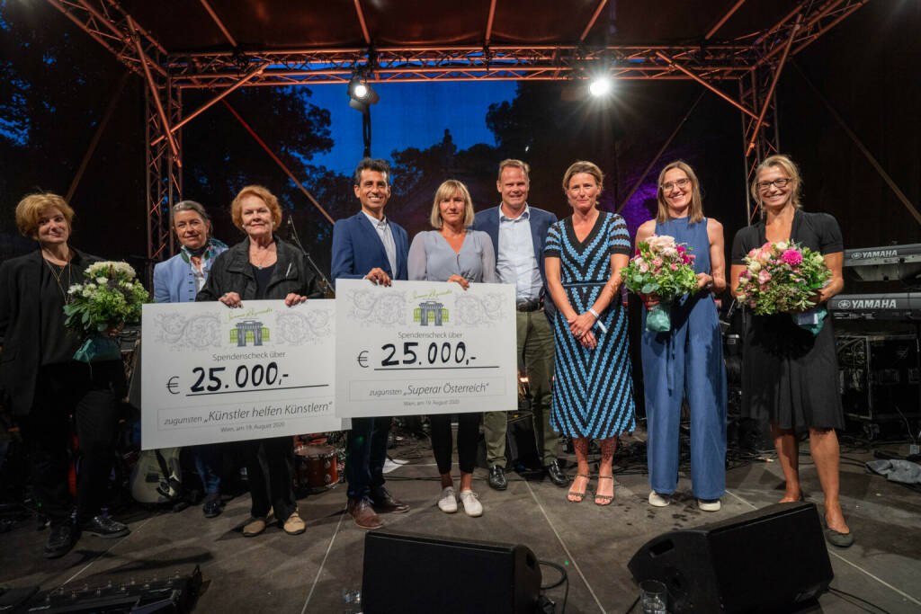 Palais Liechtenstein: Erfolgreiches Charity-Projekt „Sommer Rhapsodie im Garten“, Mit insgesamt rund 1.800 Gästen ging die „Sommer Rhapsodie im Garten“ diese Woche mehr als erfolgreich zu Ende. 50.000 Euro Ticketeinnahmen und Spenden gehen an die Organisationen „Künstler helfen Künstlern“ und „Superar Österreich“. V.l.n.r.: Melanie Hirsch (Orga Sommer Rhapsodie), Anneliese Fritthum (GF Künstlerheim Baden), Gabriele Jacoby (Präs. Künstler helfen Künstlern), Sabine Gretner (GF Superar), Andy Icochea (Musikal. Leitung Superar), S.D. Prinz Constantin von und zu Liechtenstein, I.D. Prinzessin Marie von und zu Liechtenstein, Andrea Baumgartner (Leitung Vinothek der Hofkellerei Liechtenstein), Mena Scheuba (Künstlerische Leitung Sommer Rhapsodie), Credit: Sommer Rhapsodie / oreste.com (20.08.2020) 