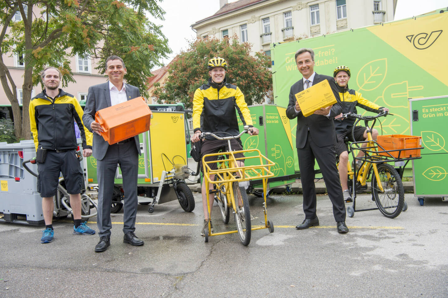 Österreichische Post AG: Grün, grüner, Graz - Zustellung durch Lastenräder in der Murmetropole, Post pilotiert nachhaltige Citylogistik in der steirischen Landeshauptstadt - ab 2021 CO2-freie Zustellung im ganzen Grazer Stadtgebiet; Peter Umundum , Vorstand Paket & Logistik der Österreichischen Post(2.v.l.), und Siegfried Nagl, Bürgermeister der Stadt Graz (2.v.r.) mit Zustellern der Post