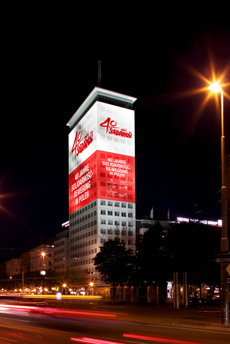 Vom 28. bis 31. August 2020 setzen der Wiener Städtische Versicherungsverein und die Vienna Insurance Group mit einer Lichtprojektion ein sichtbares Zeichen zum 40jährigen Bestehen der polnischen Solidarność-Bewegung am Wiener Ringturm. Credit: VIG
