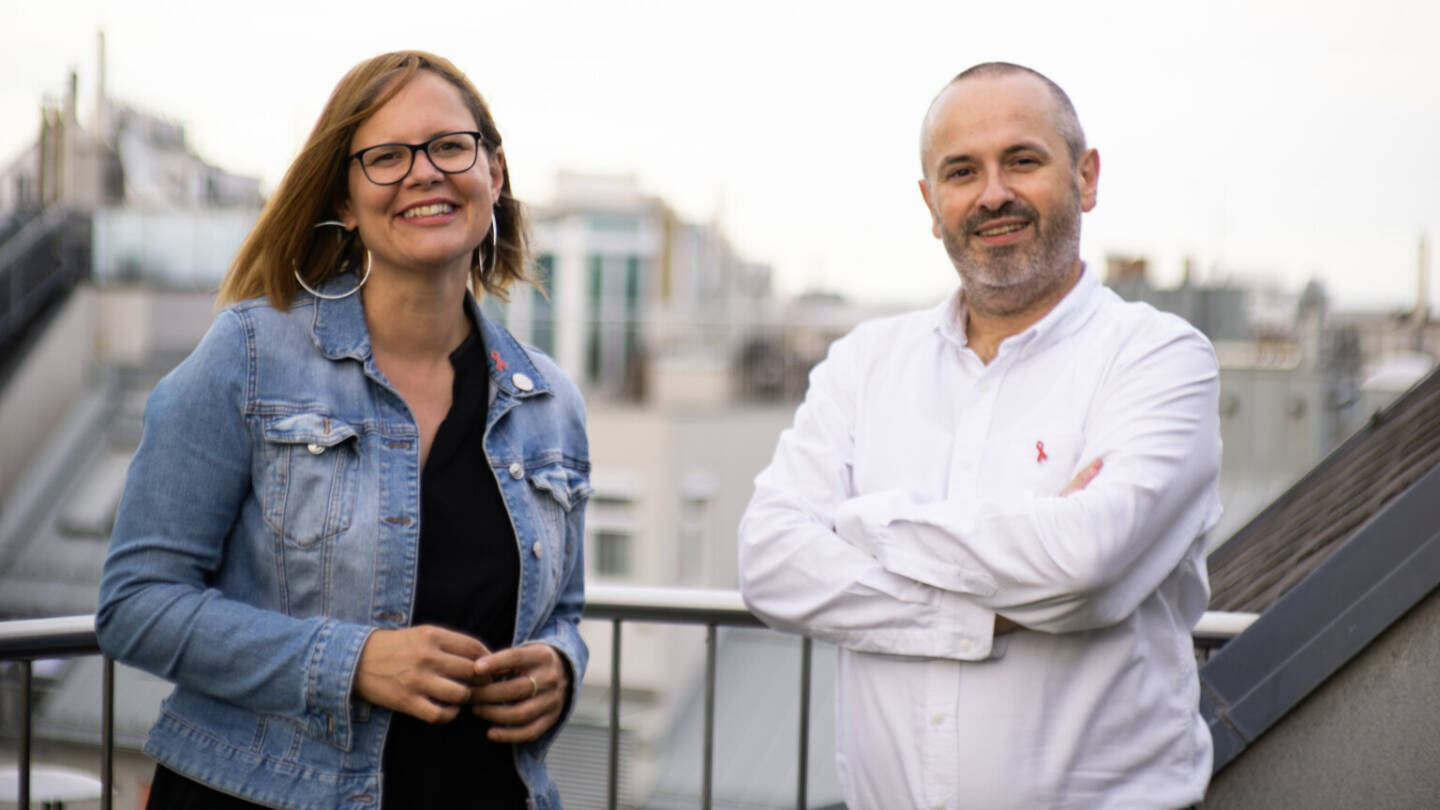 Andrea Brunner wurde mit 1.9.2020 zur neuen Geschäftsführerin der Aids Hilfe Wien bestellt. Obmann Stefan Dobias gratuliert sehr herzlich. Fotocredit: Aids Hilfe Wien/Gabrielli