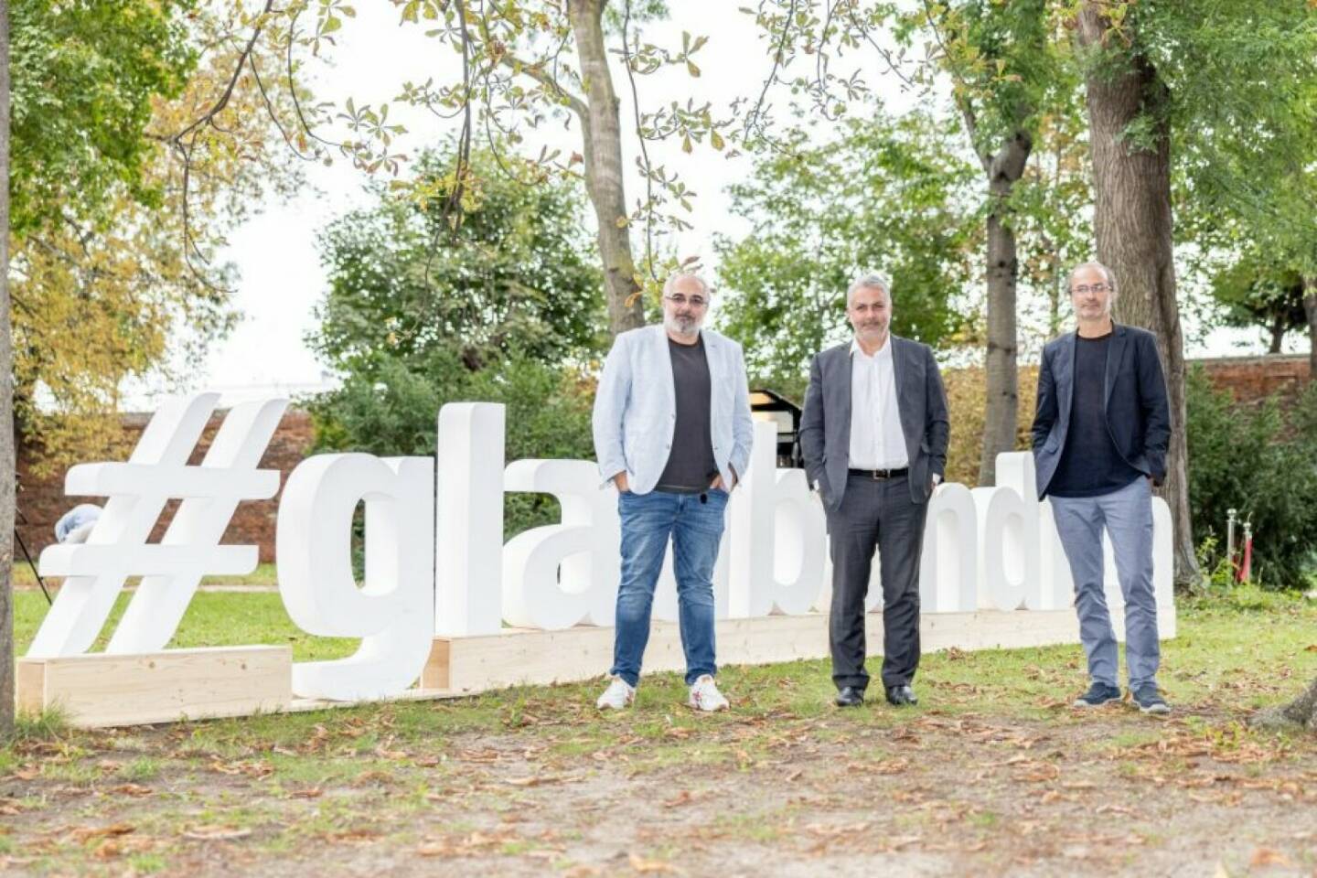 Die Erste Bank ist ab sofort neuer Partner vom THEATER IM PARK am Belvedere. „Jetzt wird daraus ein kultureller Fixpunkt in Wien, der auch unter den neuen Bedingungen die nächsten Jahre perfekt funktioniert“, so Peter Bosek, CEO der Erste Bank. Damit ist der Spielbetrieb vom Theater im Park vorerst bis Ende 2022 gesichert. im Bild: Niavarani, Bosek, Hoanzl Credit: Daniel Hinterramskogler