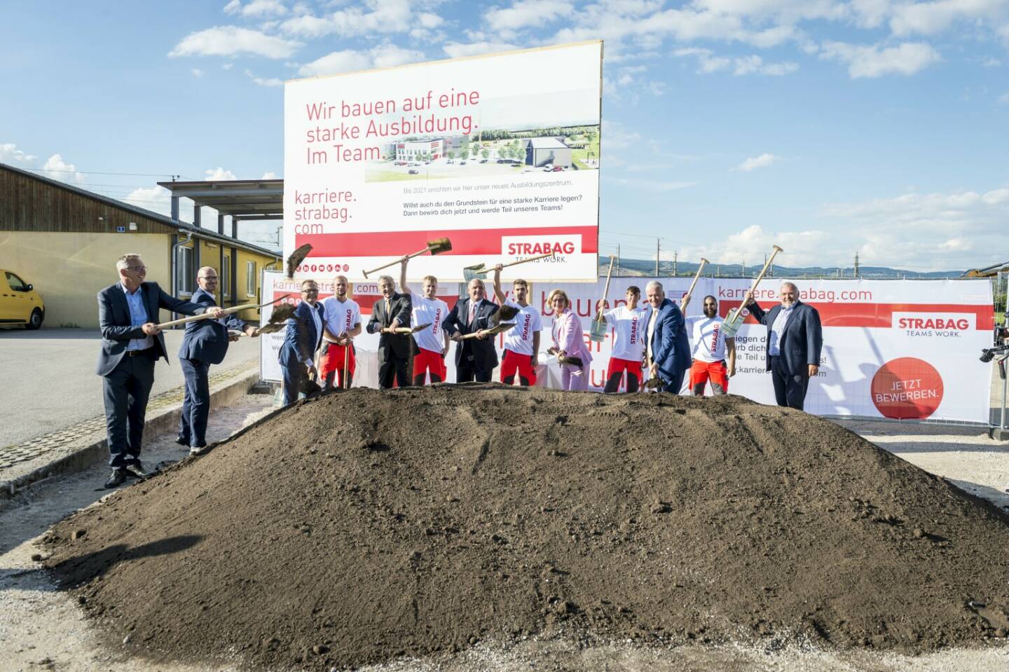 Spatenstich für das neue Strabag-Ausbildungszentrum in Ybbs an der Donau mit Strabag-Aufsichtsratsvorsitzendem Alfred Gusenbauer, Bürgermeister Alois Schroll, Strabag-Vorstandsvorsitzendem Thomas Birtel, Strabag-Unternehmensbereichsleiter Reinhard Kerschner sowie Gerd Egger und Roland Zink, die das Ausbildungszentrum leiten werden (v.r.n.l.), Bildnachweis: Strabag