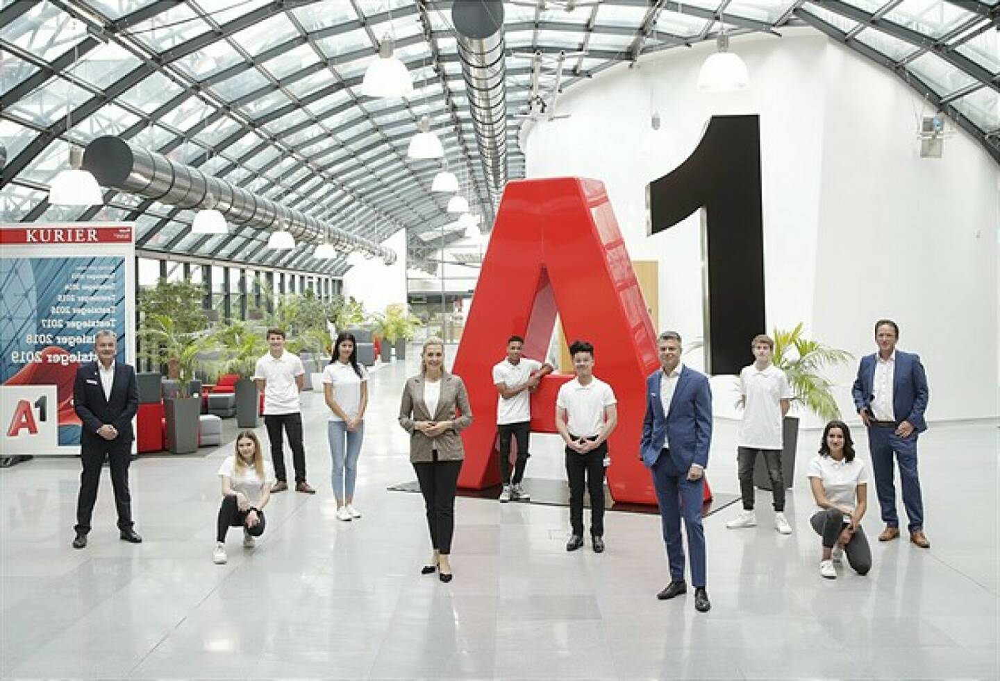 Bundesministerin Christine Aschbacher und A1 Group CEO Thomas Arnoldner begrüßen neue A1 Lehrlinge, Credit: A1