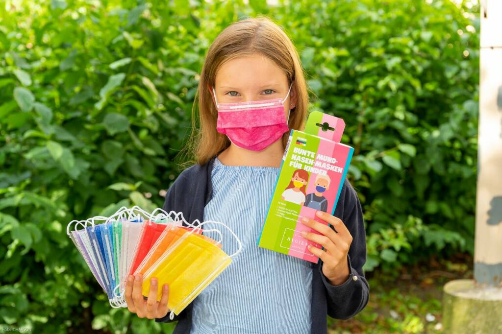 Lenzing: Ab sofort bieten die Handelsfirmen der REWE Group in Österreich heimisch produzierte Schutzmasken der Hygiene Austria LP GmbH an. Die bunten Kindermasken „made in Austria“ sind in 10-er Packungen bei BILLA, MERKUR, PENNY, BIPA und Sutterlüty zu einem Verkaufspreis von 6,99 Euro erhältlich.  Credit: Robert Harson / REWE Group, © Aussender (09.09.2020) 