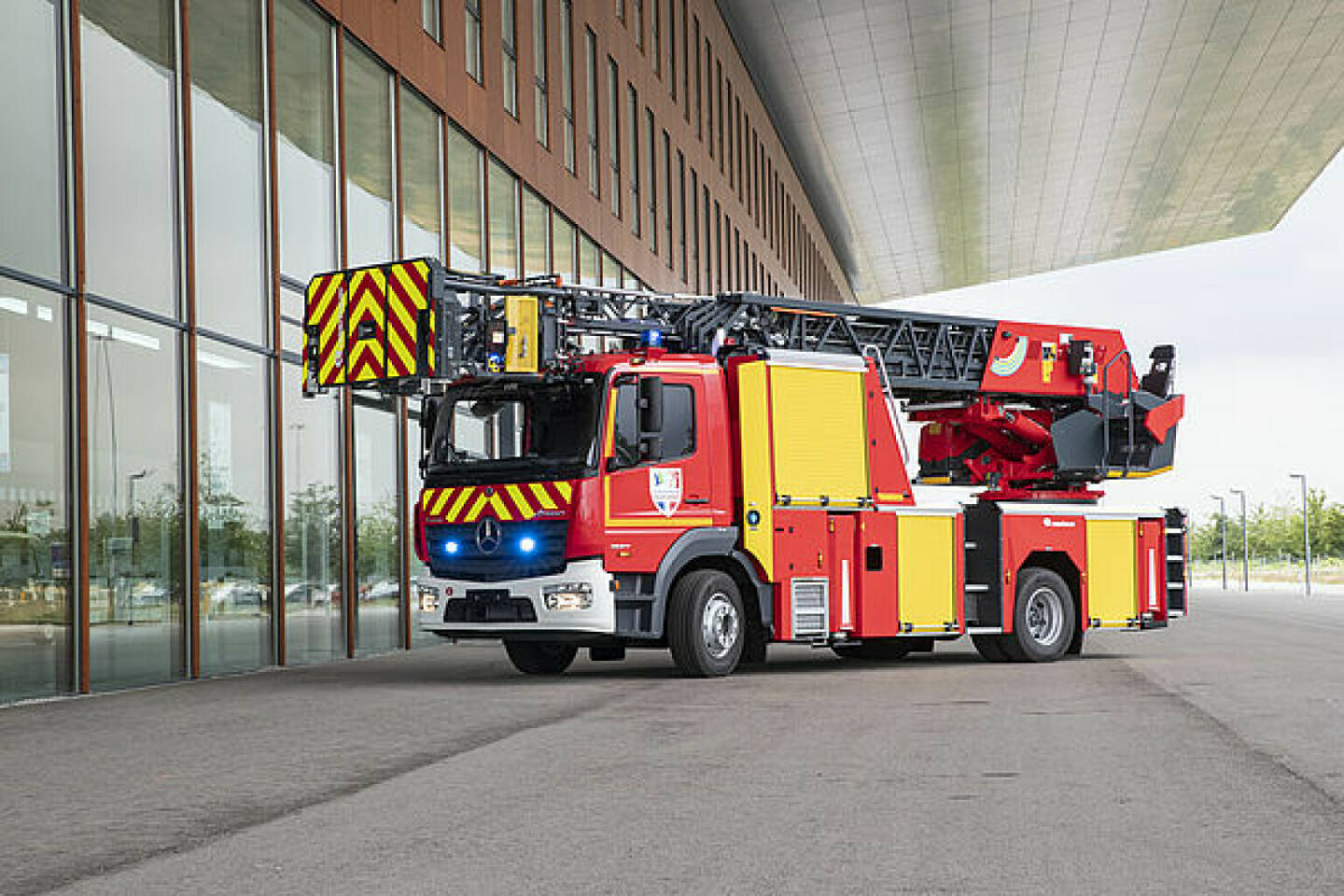 Rosenbauer präsentiert eine neue Drehleiter mit XS-Technologie und ein neues System zur Absturzsicherung und Höhenrettung; Credit: Rosenbauer