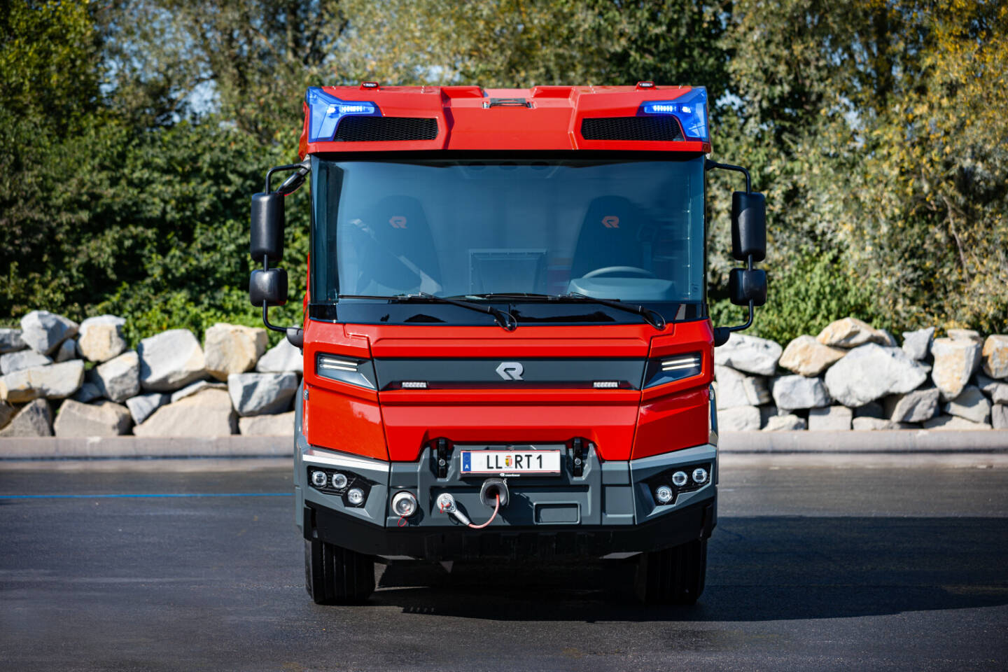 Rosenbauer: Rosenbauer bringt mit dem RT keine Weiterentwicklung eines bestehenden Fahrzeugkonzeptes auf den Markt, sondern hat das Feuerwehrfahrzeug völlig neu gedacht und innovativ umgesetzt. Revolutionär sind insbesondere die Antriebstechnik, die Fahrzeugarchitektur, die Bedienbarkeit und die Konnektivität, die den RT für den Feuerwehralltag der Zukunft fit machen. Credit: Rosenbauer