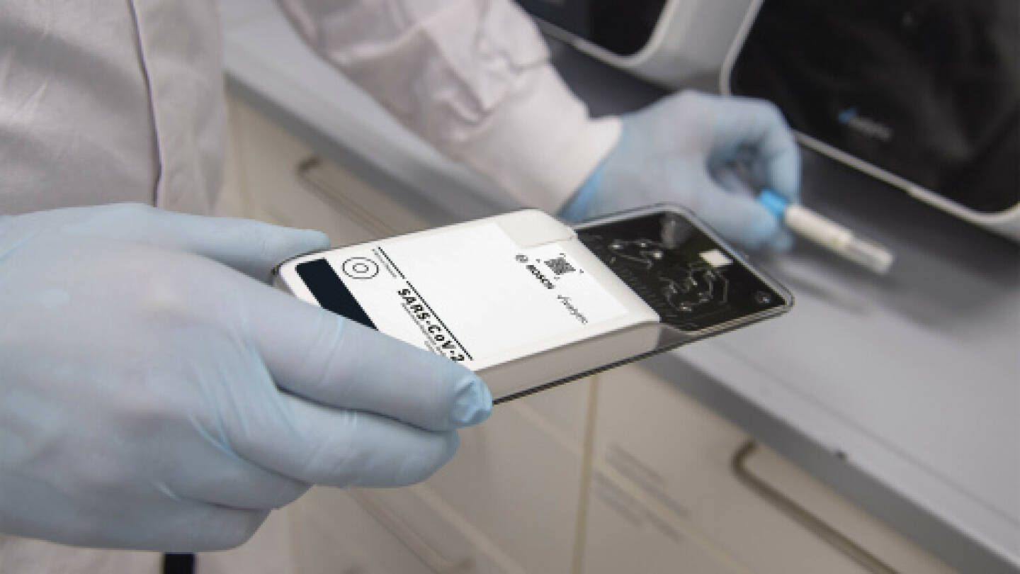Neuer Corona-Schnelltest von Bosch liefert Ergebnis in 39 Minuten / Weltweit schnellster PCR-basierter Point-of-Care-Test für SARS-CoV-2 / Die Bedienung des Vivalytic-Analysegeräts ist anwenderfreundlich gestaltet und erfordert nur eine kurze Schulung des medizinischen Fachpersonals. Credit: Bosch Healthcare Solutions GmbH