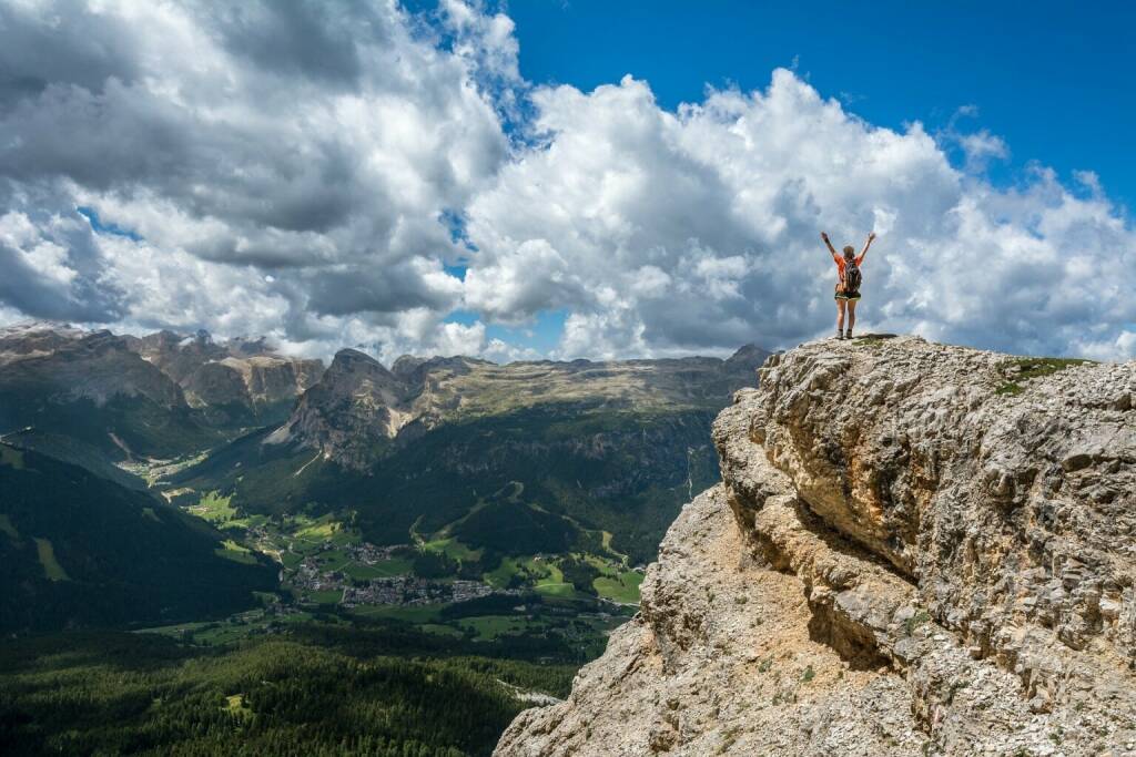 Erfolg, Gipfel, Berg - https://pixabay.com/de/photos/person-berggipfel-zu-erreichen-berg-1245959/ (02.10.2020) 