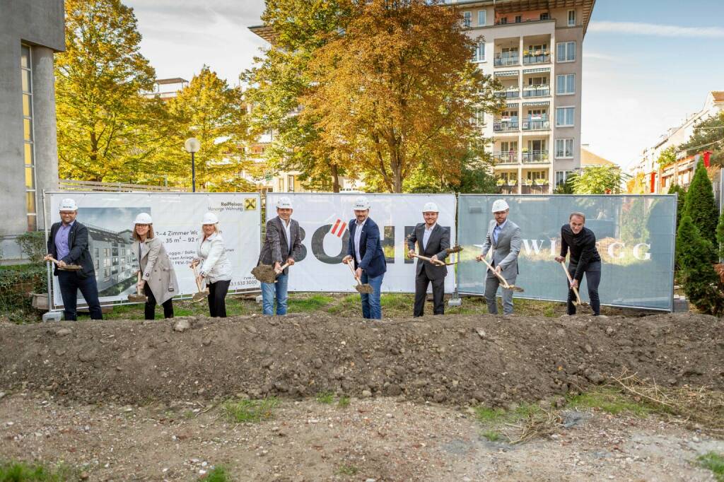 Raiffeisen Vorsorge Wohnung GmbH: Spatenstich für neues Wohnprojekt in der Brigittenau, v.l.n.r.: Alexander Kubicek (Böhm), Julia Denk (RVW), Marion Weinberger-Fritz (RVW), Ernes Rakovic (Böhm). Christian Los (Böhm), Hannes Speiser (WINEGG), Kevin Soemmer (WINEGG) und Robert Hammer (HOT); Credit: Florence Stoiber (13.10.2020) 