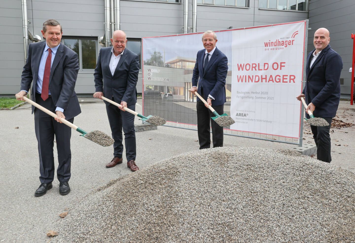 Spatenstich World of Windhager in Seekirchen bei Salzburg. Im Bild v.l. Hans Peter Höflmaier (Wirtschaftskammer Salzburg), Bürgermeister Konrad Pieringer, Landeshauptmann Wilfried Haslauer und Firmeninhaber Gernot Windhager. Foto: Franz Neumayr 