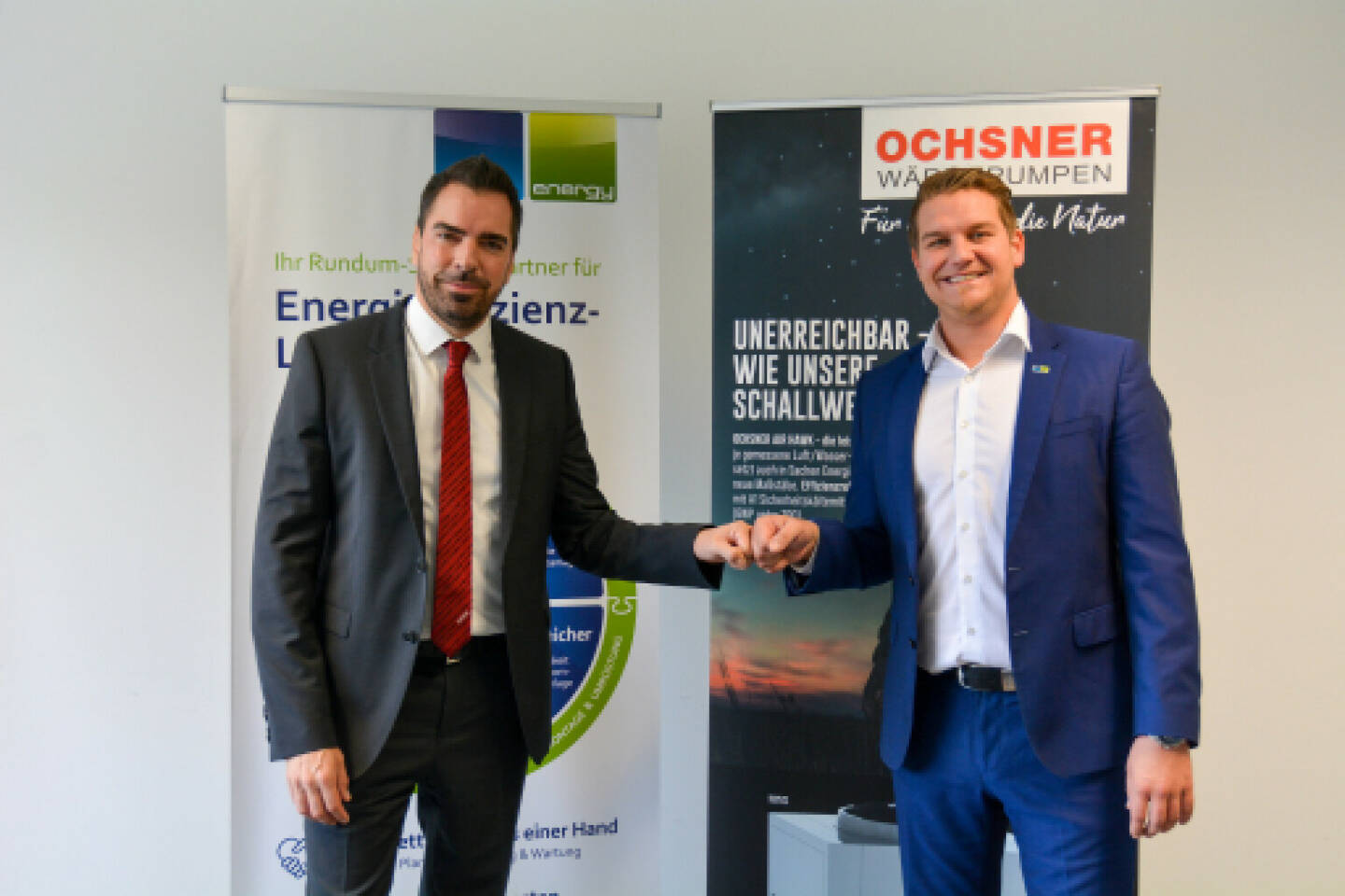 Ab sofort sind im Dienstleistungsportfolio der Cleen Energy auch die High-End Wärmepumpen von Ochsner erhältlich: Karl Ochsner (Ochsner Wärmepumpen GmbH), Lukas Scherzenlehner (CLEEN Energy), Credit: Cleen Energy